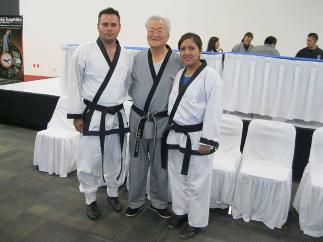 PROFR. MAURICIO COELLO PROFRA. MARICRUZ HERNANDEZ CON DOJUNIM JI HAN JAE